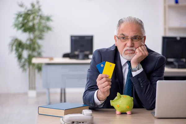 Velho empregado masculino no conceito de aposentadoria — Fotografia de Stock