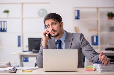 Ofiste çalışan genç bir erkek.