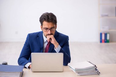 İş yerinde çalışan genç bir erkek.