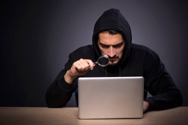 Gri arka planda genç erkek hacker