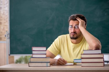 Sınavlara hazırlanan genç bir erkek öğrenci.