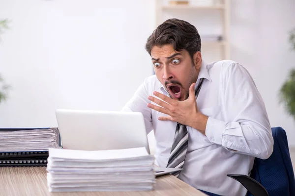 Junge männliche Angestellte im Büro — Stockfoto