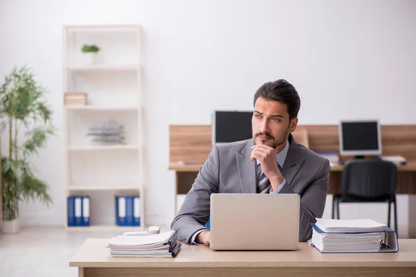 Giovane dipendente maschile che lavora in ufficio — Foto Stock