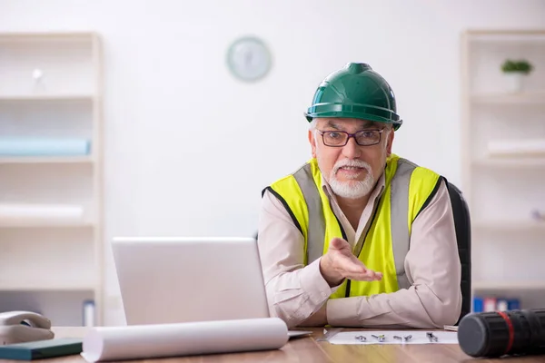 Old male architect working in the office — Stock Photo, Image