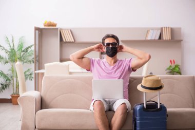 Genç adam salgın sırasında eve gitmeye hazırlanıyor.