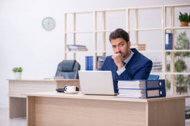 Ofiste çalışan yakışıklı bir genç.