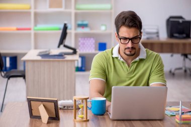 Ofiste çalışan genç erkek tasarımcı.