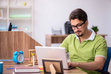 Ofiste çalışan genç erkek tasarımcı.