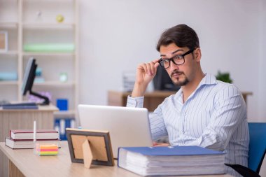 Ofiste çalışan genç bir erkek.