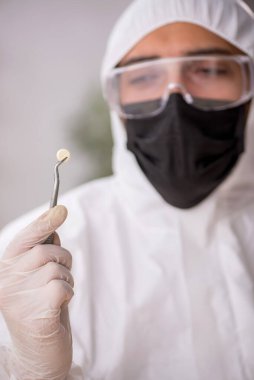 Genç erkek kimyager uyuşturucu sentezi konsepti