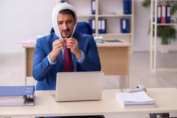 Jonge mannelijke werknemer met kiespijn op het werk — Stockfoto