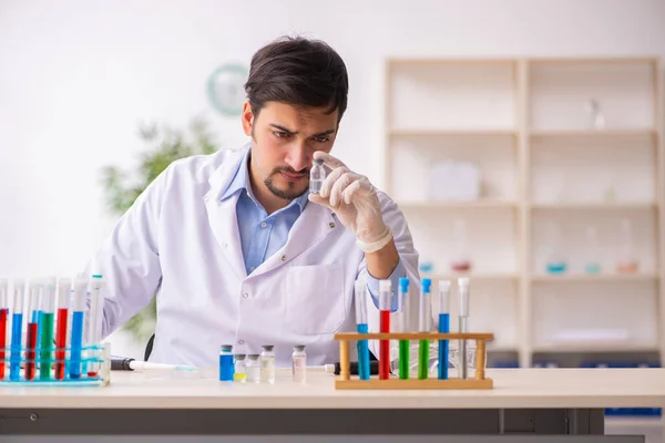 Mladý chemik pracující v laboratoři — Stock fotografie