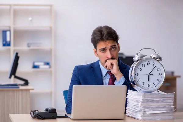 Jovem empresário empregado e muito trabalho no escritório — Fotografia de Stock