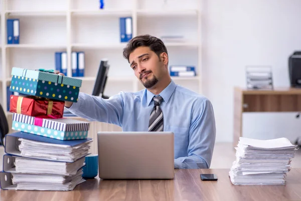 Jeune employé masculin célébrant son anniversaire sur le lieu de travail — Photo