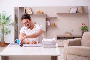 Genç erkek serbest çalışan. Evden çalışıyor.