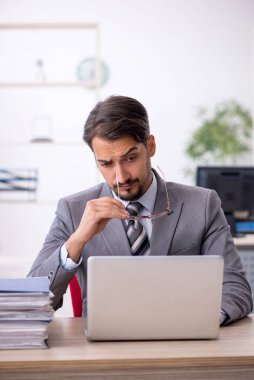 Ofiste çalışan genç işadamı.