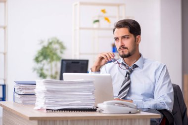 Ofiste çalışan genç işadamı.