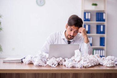 Beyin fırtınası konseptinde genç bir erkek çalışan.