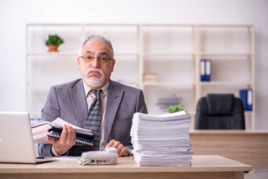 İş yerinde çalışan yaşlı bir erkek işçi.