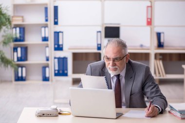 Eski erkek çalışanım ve ofiste çok işim var.