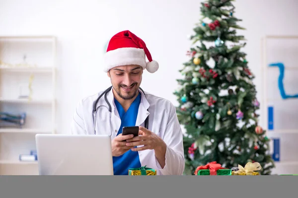Νεαρός γιατρός γιορτάζει τα Χριστούγεννα στο νοσοκομείο — Φωτογραφία Αρχείου