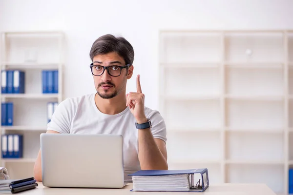 Jeune salarié indépendant assis dans le bureau — Photo