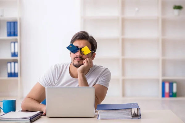 Joven que trabaja en la oficina — Foto de Stock