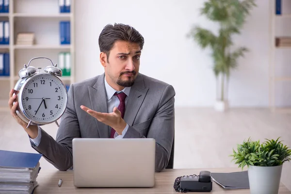 Jonge mannelijke werknemer in tijdmanagementconcept — Stockfoto