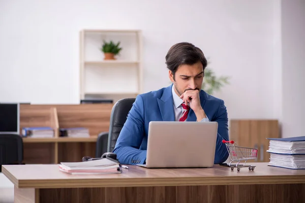 Jeune employé masculin dans le concept de commerce électronique sur le lieu de travail — Photo