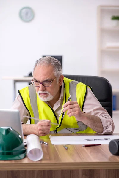 Old male architect working in the office — Stock Photo, Image