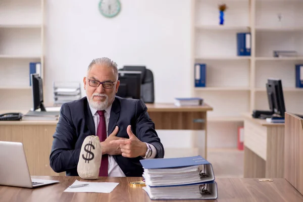 Old male employee in remuneration concept — Stock Photo, Image