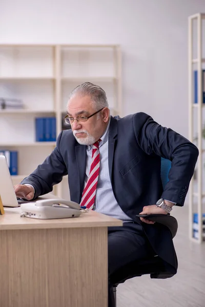 Ofiste çalışan yaşlı bir erkek. — Stok fotoğraf