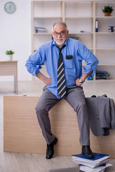 Alte männliche Angestellte unzufrieden mit exzessiver Arbeit im Büro — Stockfoto