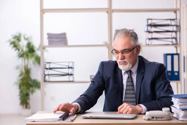 Öreg férfi alkalmazott elégedetlen a túlzott munka az irodában — Stock Fotó
