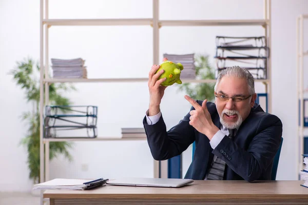 Velho empregado masculino no conceito de aposentadoria — Fotografia de Stock