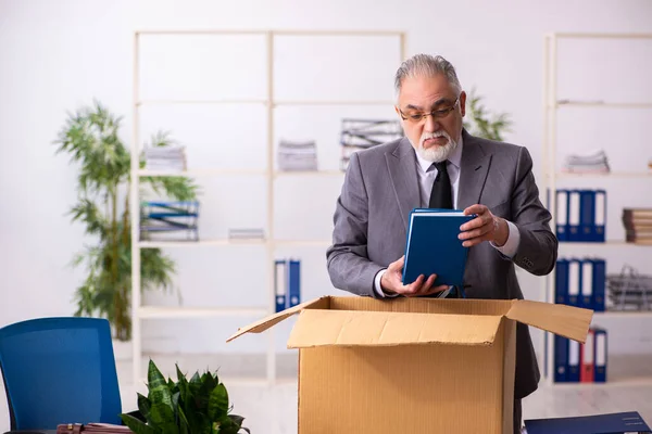 Alter männlicher Mitarbeiter im Kündigungskonzept — Stockfoto