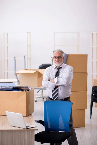 Viejo empleado masculino en concepto de reubicación —  Fotos de Stock