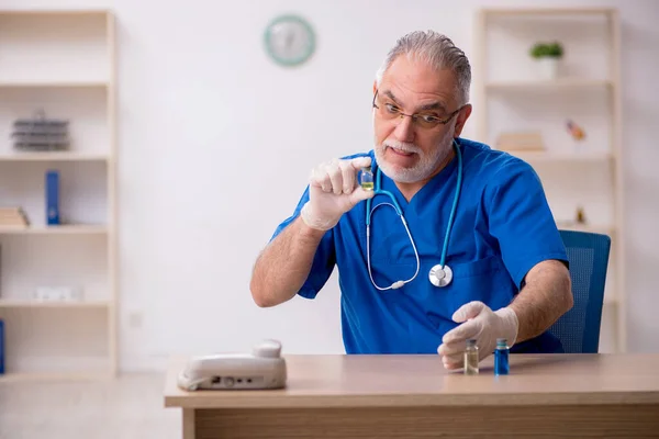 Velho médico do sexo masculino no conceito de vacinação — Fotografia de Stock