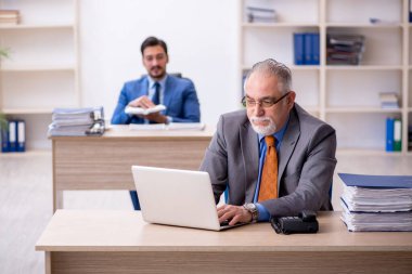 Ofiste çalışan iki meslektaşım.