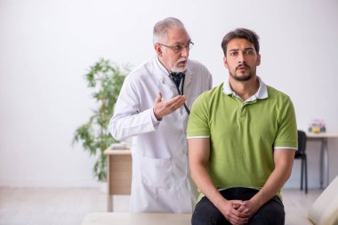 Genç adam ziyaret eski erkek doktor