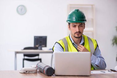 Ofiste çalışan genç erkek mimar.