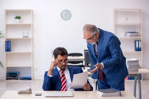 사무실에서 일하는 두 남자 동료 — 스톡 사진