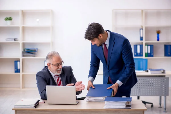Dois colegas do sexo masculino que trabalham no escritório — Fotografia de Stock