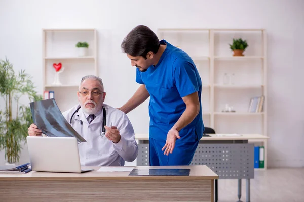 Dos médicos varones que trabajan en la clínica — Foto de Stock