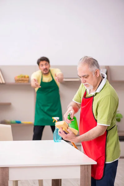 Két férfi vállalkozó takarítja a házat. — Stock Fotó