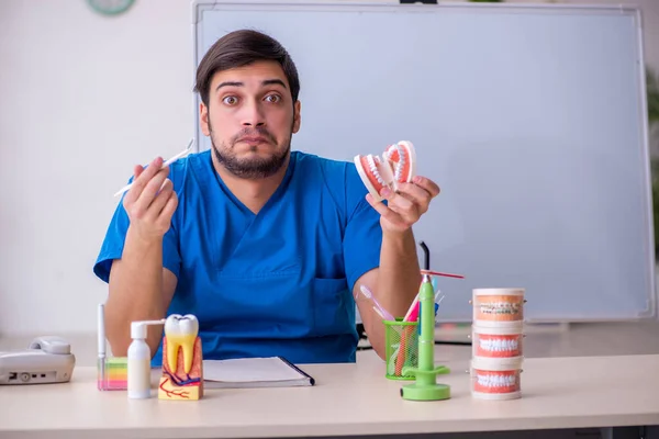 Junger männlicher Zahnarzt-Dozent vor Whiteboard — Stockfoto