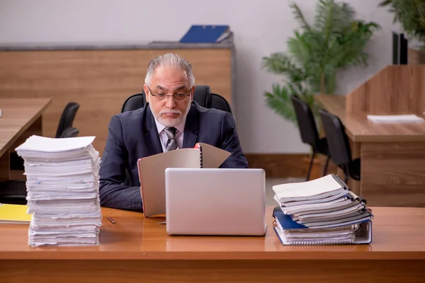 Alte männliche Angestellte und zu viel Arbeit im Büro — Stockfoto