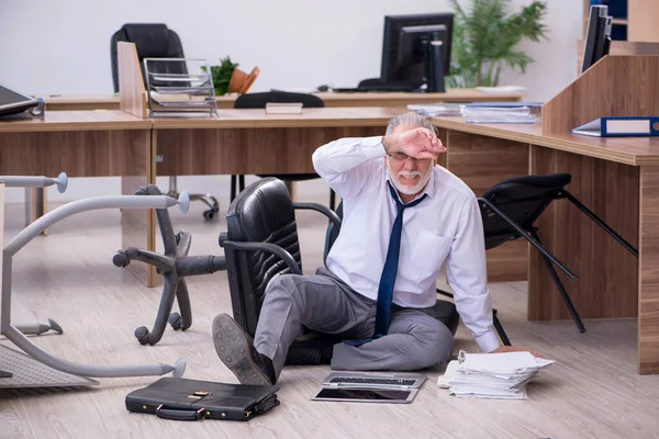 Vecchio impiegato uomo d'affari in fallimento concetto in ufficio — Foto Stock