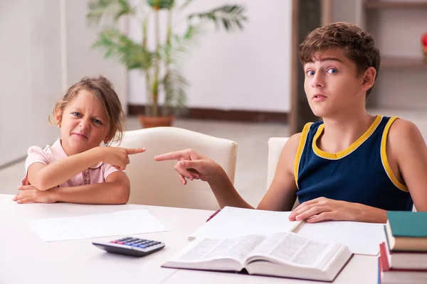 Skolpojke och hans lillasyster stannar hemma under pandemin — Stockfoto