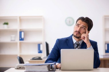 Ofiste çalışan genç bir erkek.